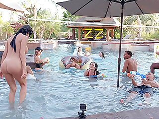 côté de la piscine